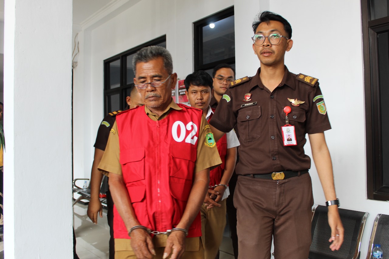 BLT Jadi Ladang Korupsi! Kades dan Kaur Gunungaci Ditangkap Kejari Kuningan